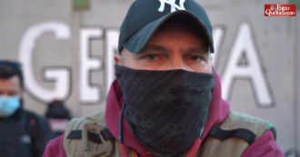 Genova, sit-in di portuali e associazioni pacifiste: “La guerra in Yemen comincia qui. Stop al transito delle navi cariche di armi”